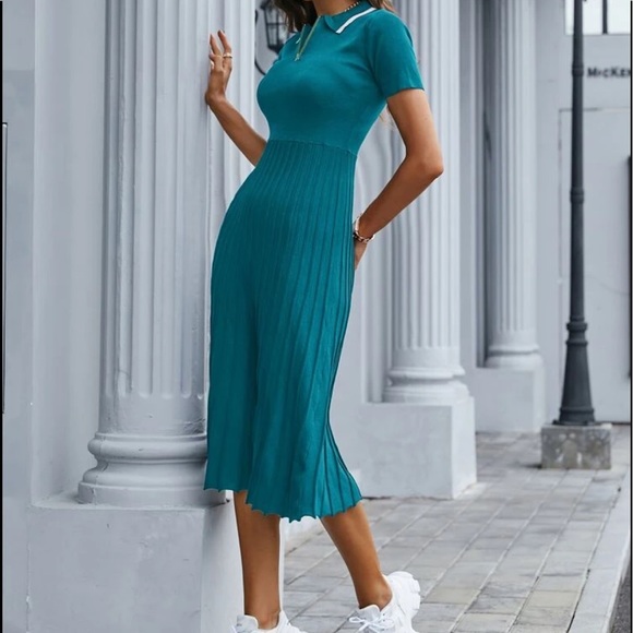 Color block collar pleated sweater dress burgundy - Picture 10 of 15